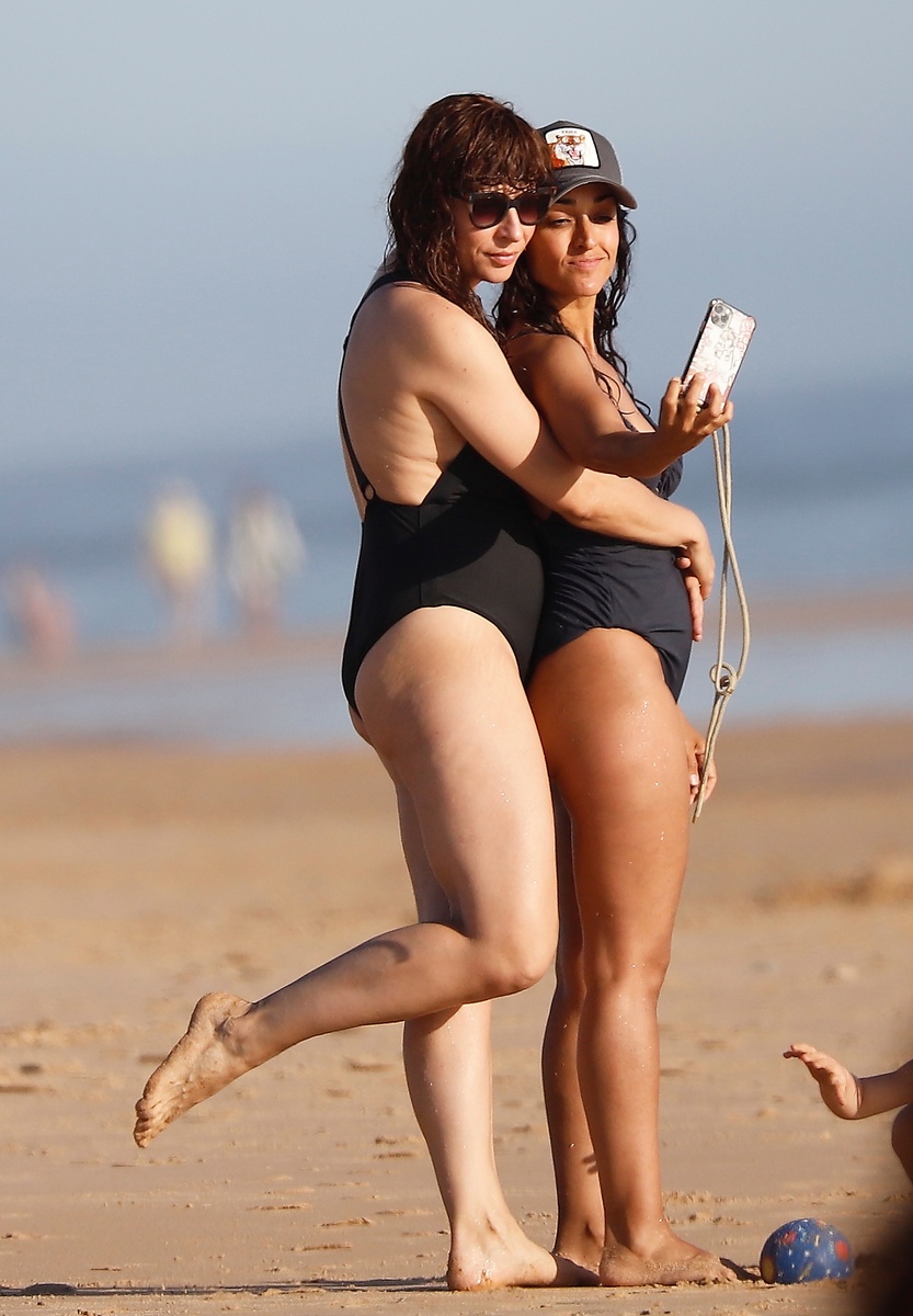 Inma Cuesta y su novia haciéndose un selfi