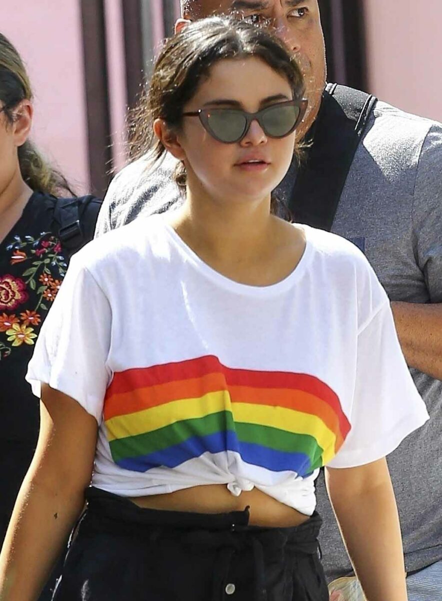 Selena Gomez con camiseta LGTB
