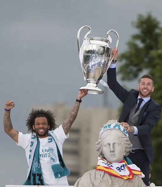 Sergio Ramos sujeta con Marcelo la copa de la Champions