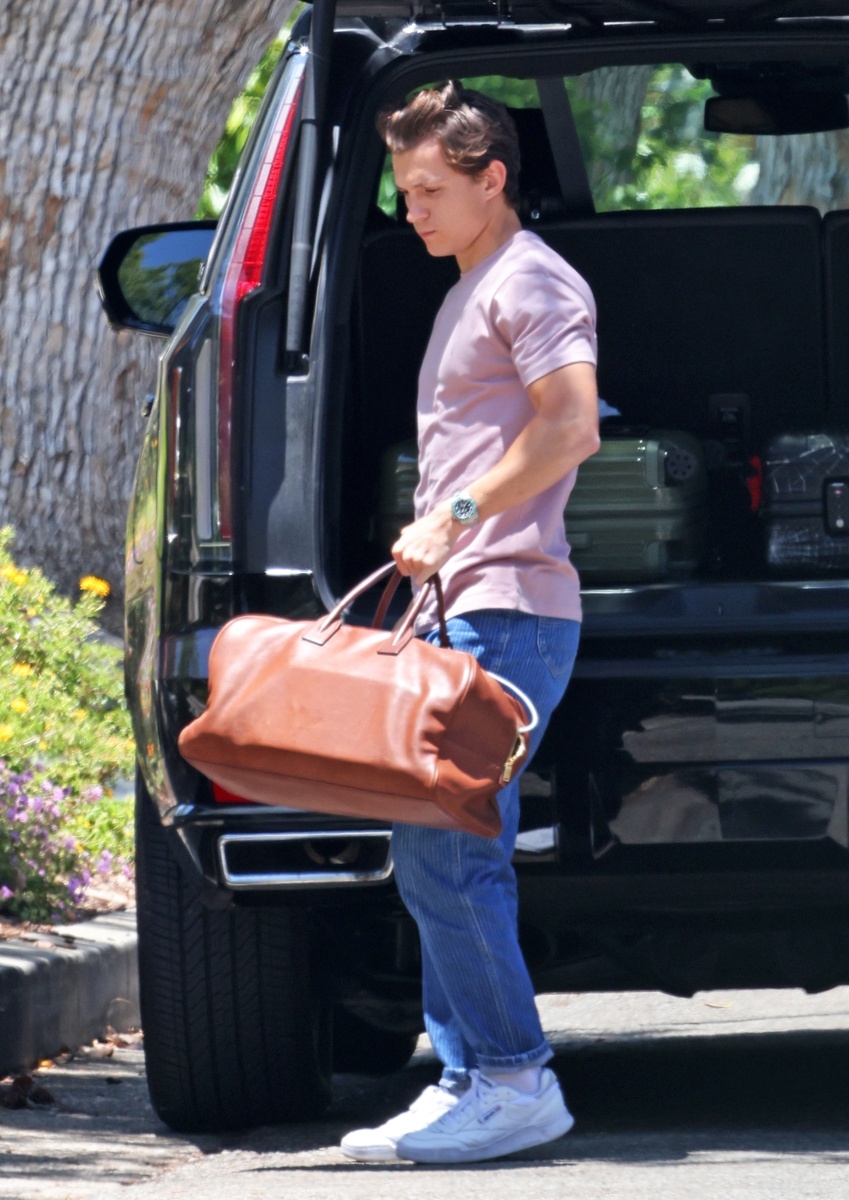 Tom Holland cargando una bolsa