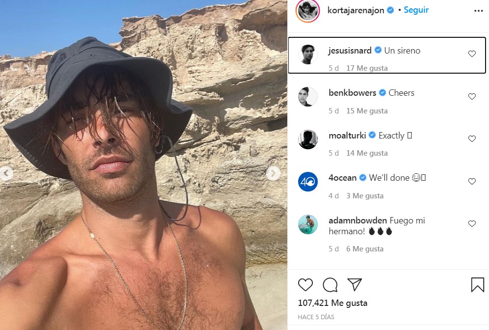 Jon Kortajarena relajado en la playa revienta el guapómetro
