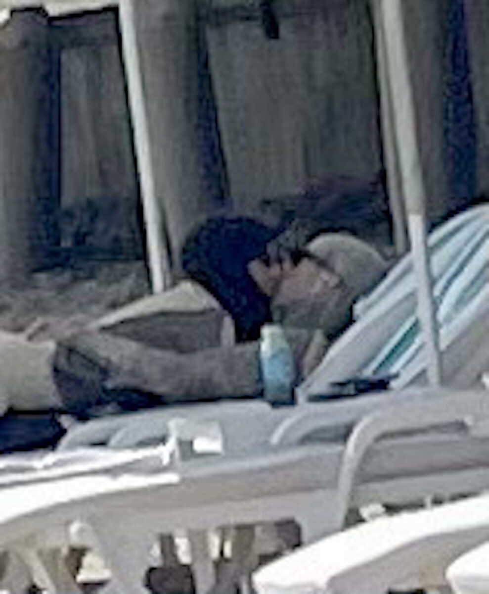 Imagen del calentón de Travis Barker y Kourtney Kardashian besándose en la playa