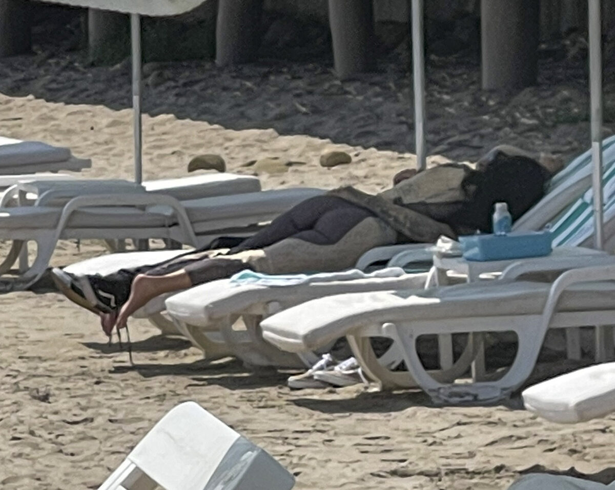 Imagen del calentón de Travis Barker y Kourtney Kardashian besándose en la playa