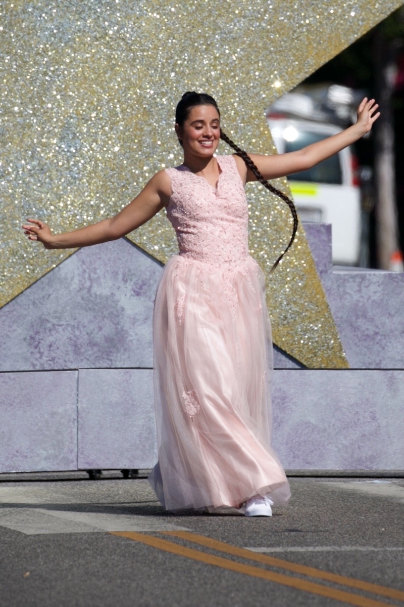 Camila Cabello baila en la calle
