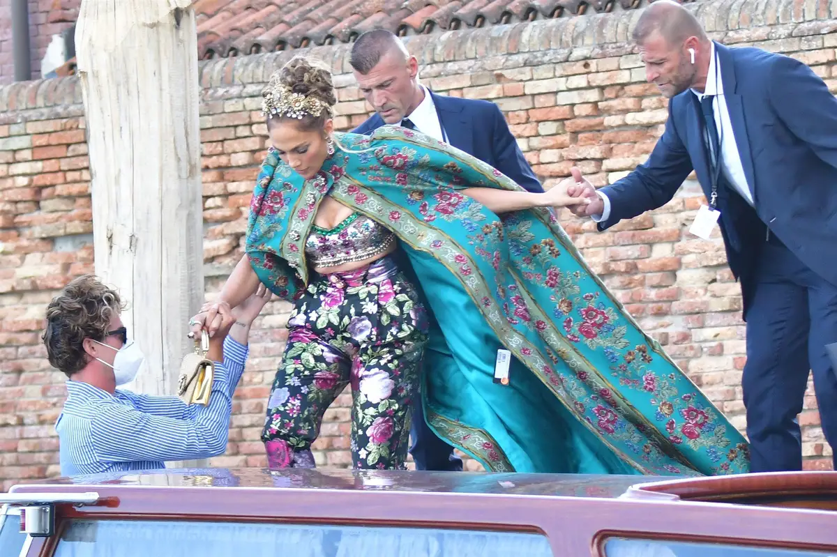 Jennifer Lopez subiendo a un barco en Venecia