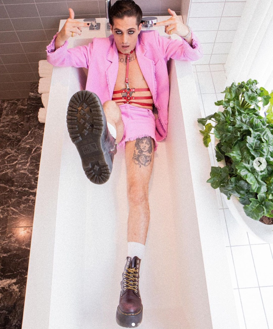 Damiano en la bañera con dos piezas rosa