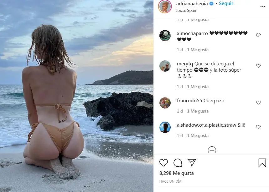 Hermosota Adriana Abenia en bikini arrodillada en la playa le reza al verano y revienta las redes