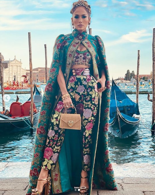 Jennifer López conquista Venecia con Dolce & Gabbana y sus fans adoran sus looks