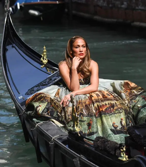 Jennifer López conquista Venecia con trajes de Dolce & Gabbana y todos la admiran