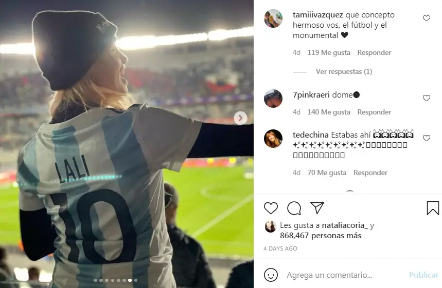 Lali Espósito en el juego Argentina Bolivia con la camiseta Albiceleste es lo mejor