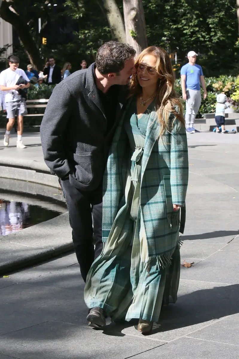 Jennifer Lopez y Ben Affleck pasean por Madison Square