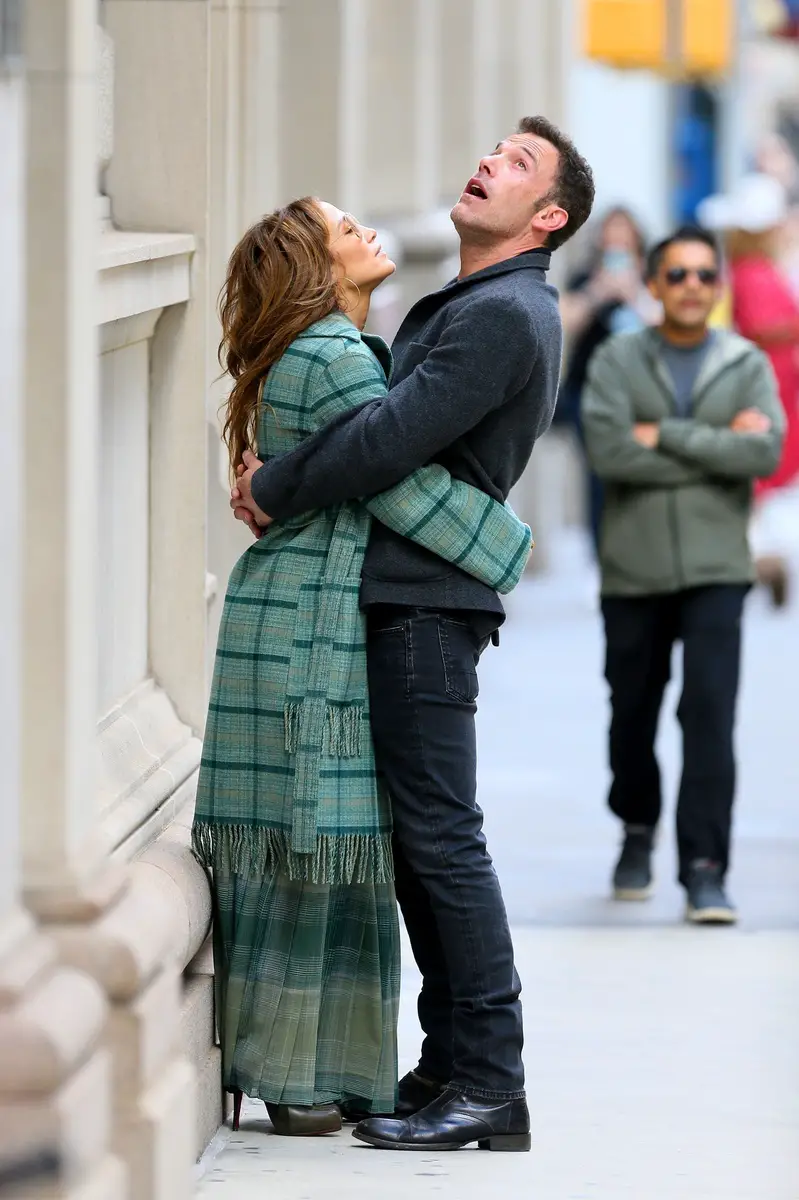 Jennifer Lopez y Ben Affleck abrazados
