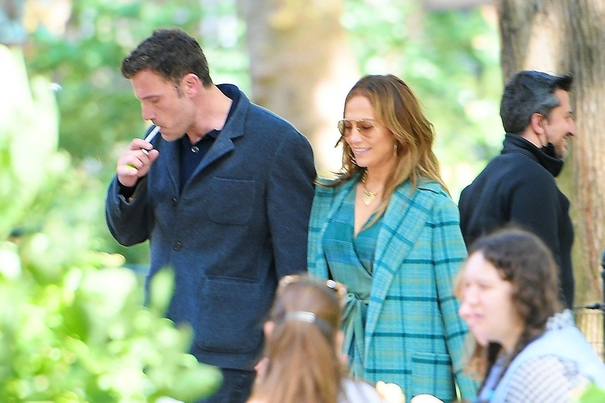 Jennifer Lopez y Ben Affleck pasean mientras él enciende un cigarrillo