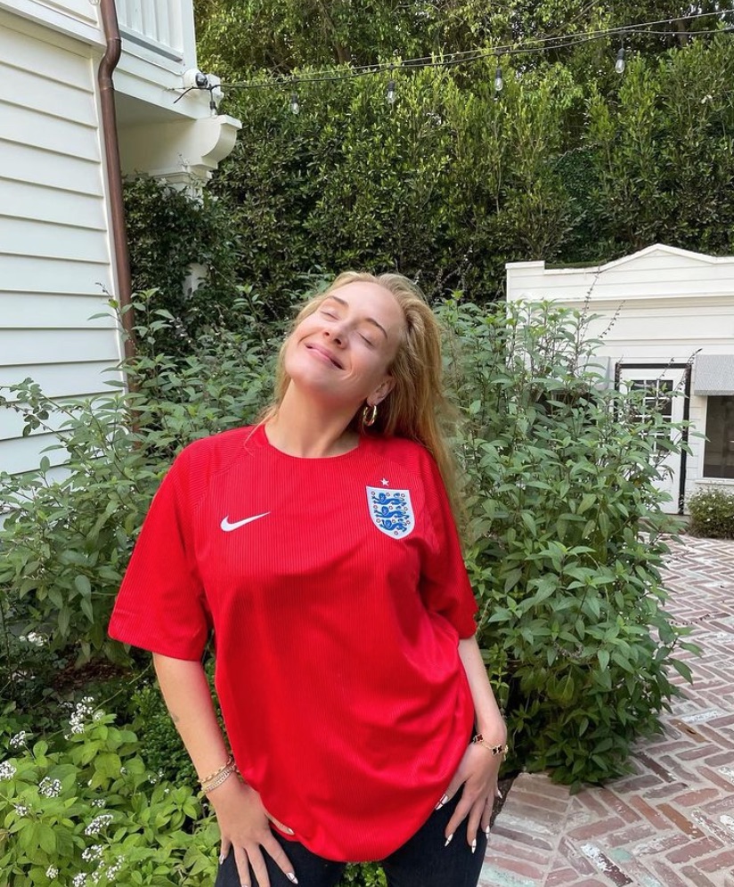 Adele con camiseta roja de fútbol y sin maquillar