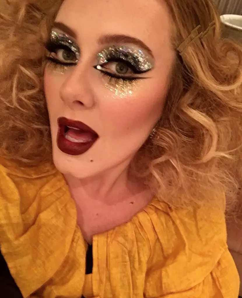 Adele con los ojos maquillados con purpurina