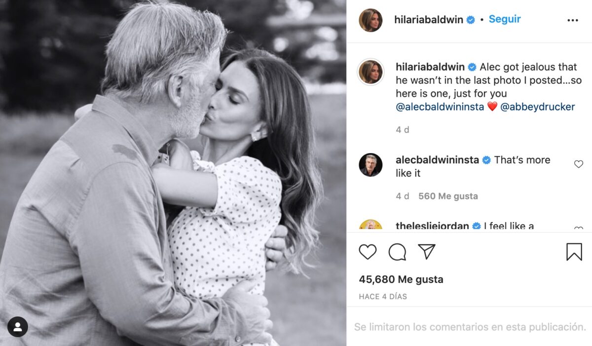 Uno de los últimos post de Hilaria con una foto de ella besándose con su marido
