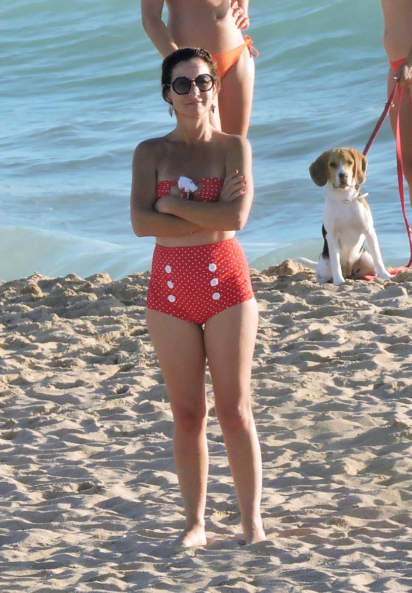 Belen Lopez en bikini en la orilla de la playa