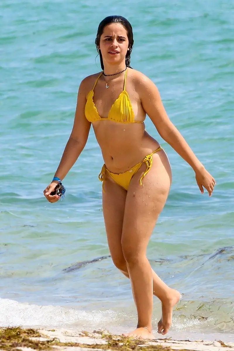 Una de las imágenes en las que vemos a Camila Cabello disfrutar en la playa mientras sale a secarse