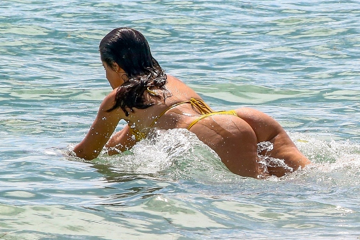 Camila Cabello tirándose al agua