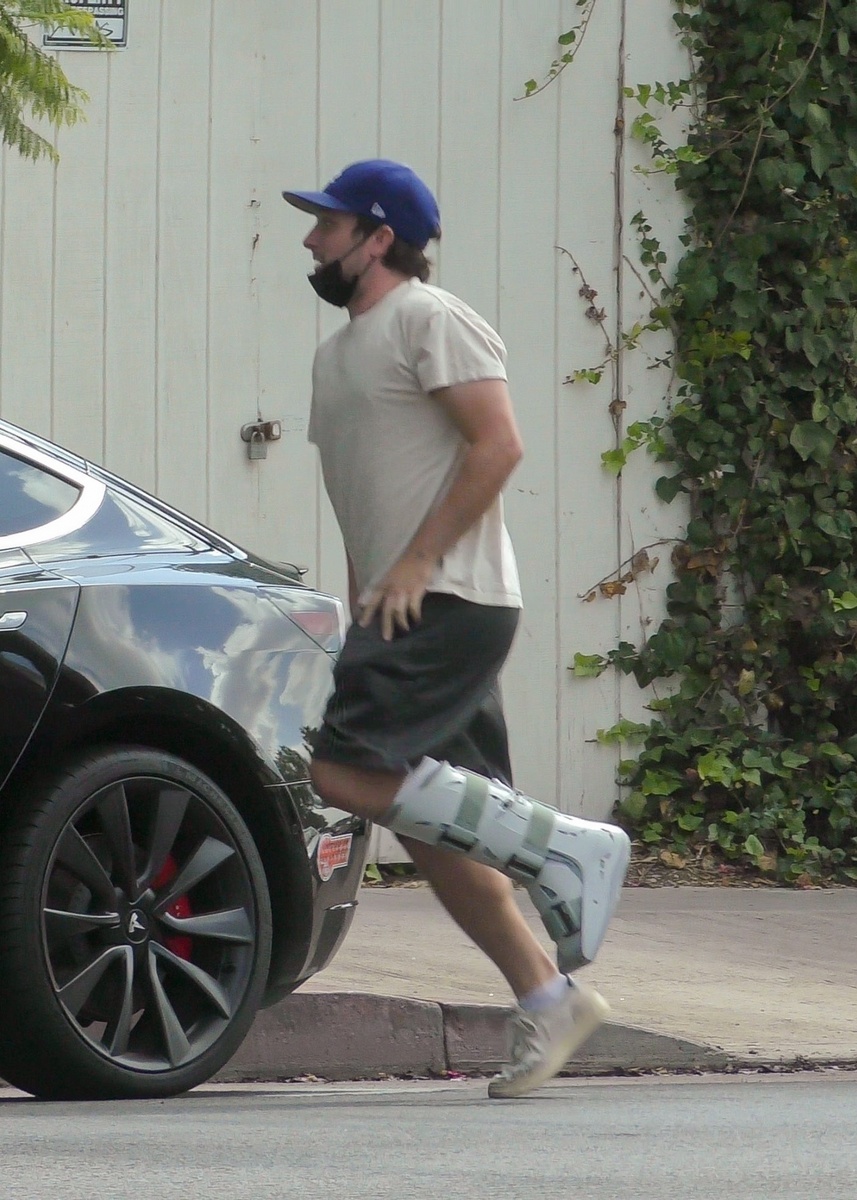 Josh Hutcherson escayolado y caminando a la pata coja