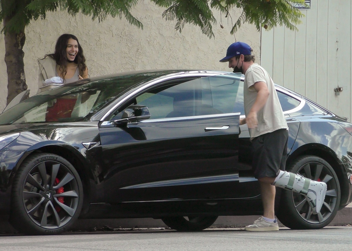 Josh Hutcherson y Claudia Traisac montan en el coche de él
