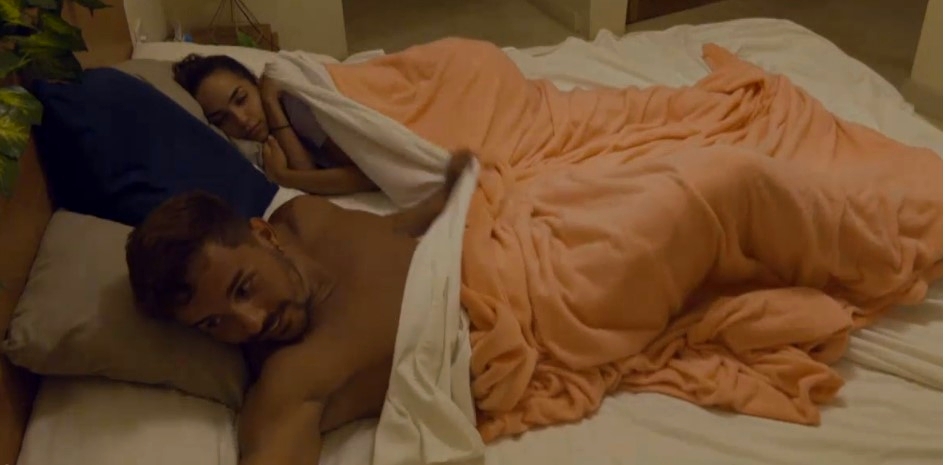 Manuel y Lucía juntos en la cama