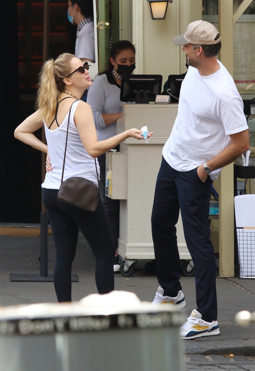 Jennifer Lawrence bromea con su novio en la calle