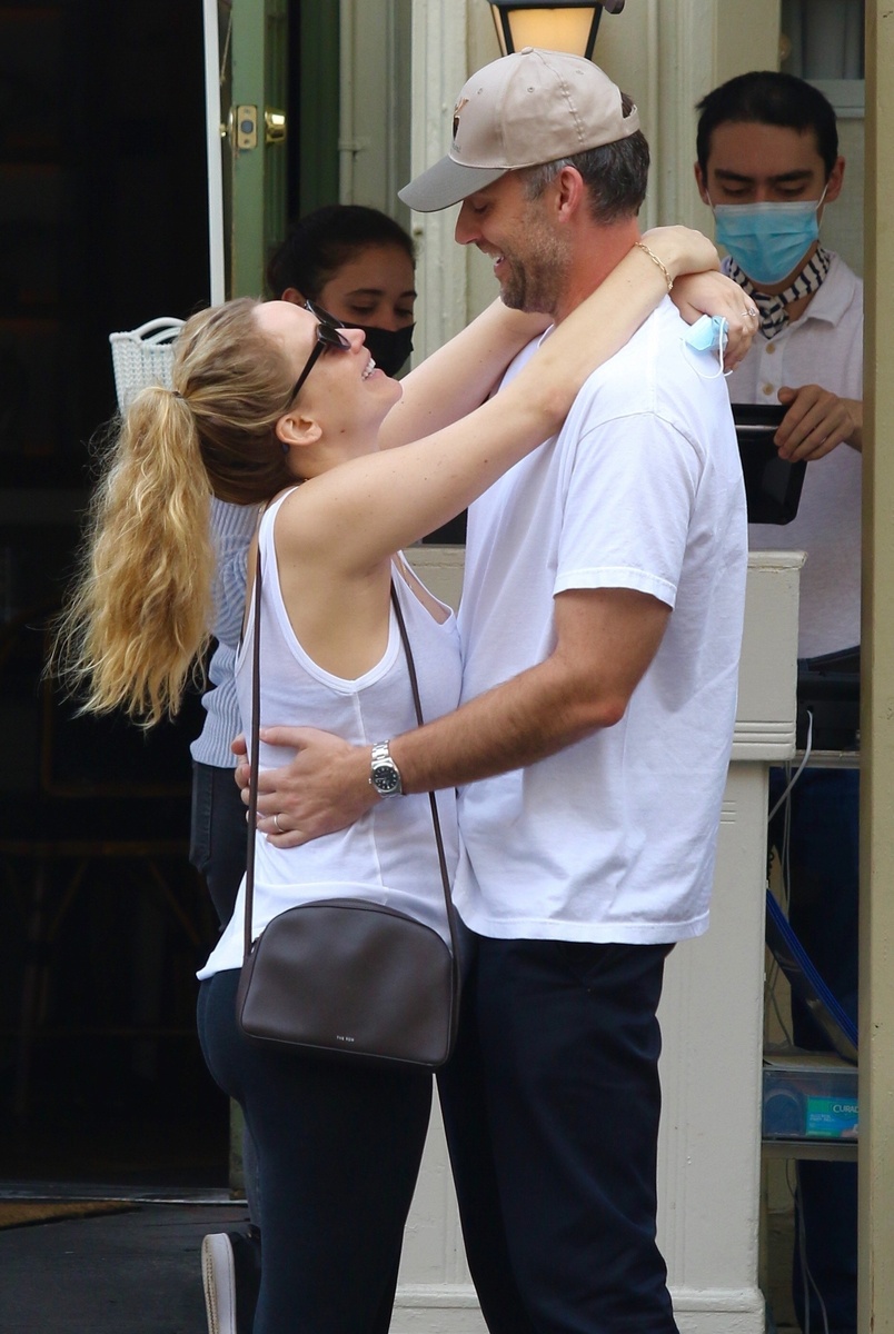 Jennifer Lawrence se abraza a su novio en la calle