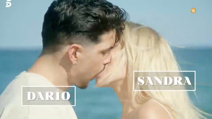 Darío y Sandra besándose