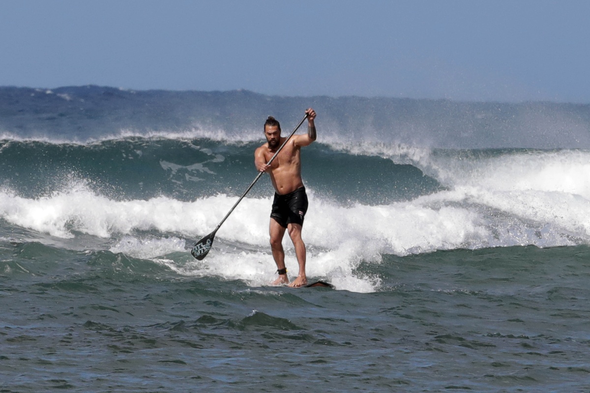 Jason Momoa luce sus Aquamusculos haciendo surf en playas de Hawai