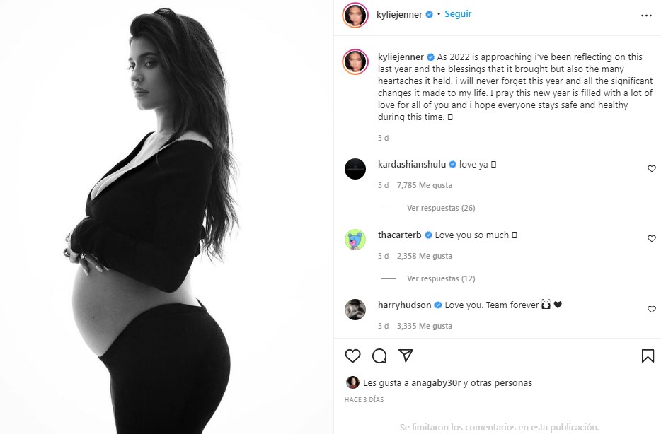 Kylie Jenner muestra su embarazo en foto de navidad