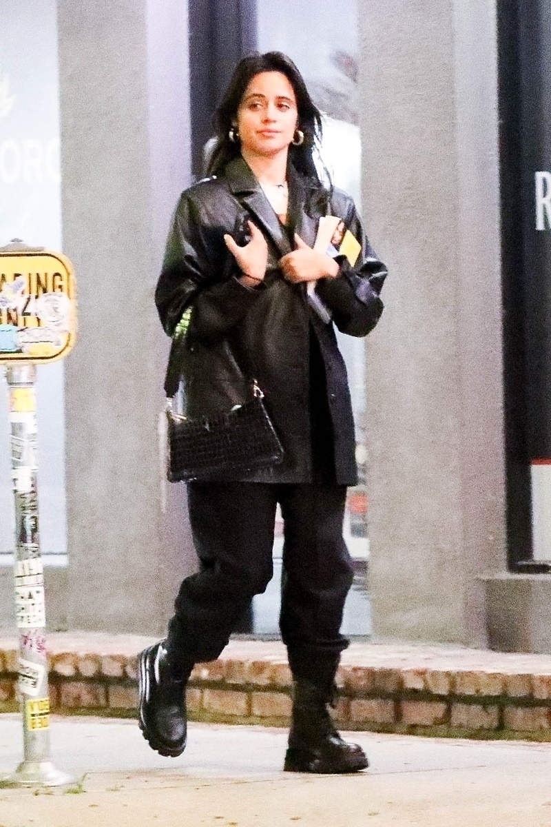 Camila Cabello pasea por West Hollywood