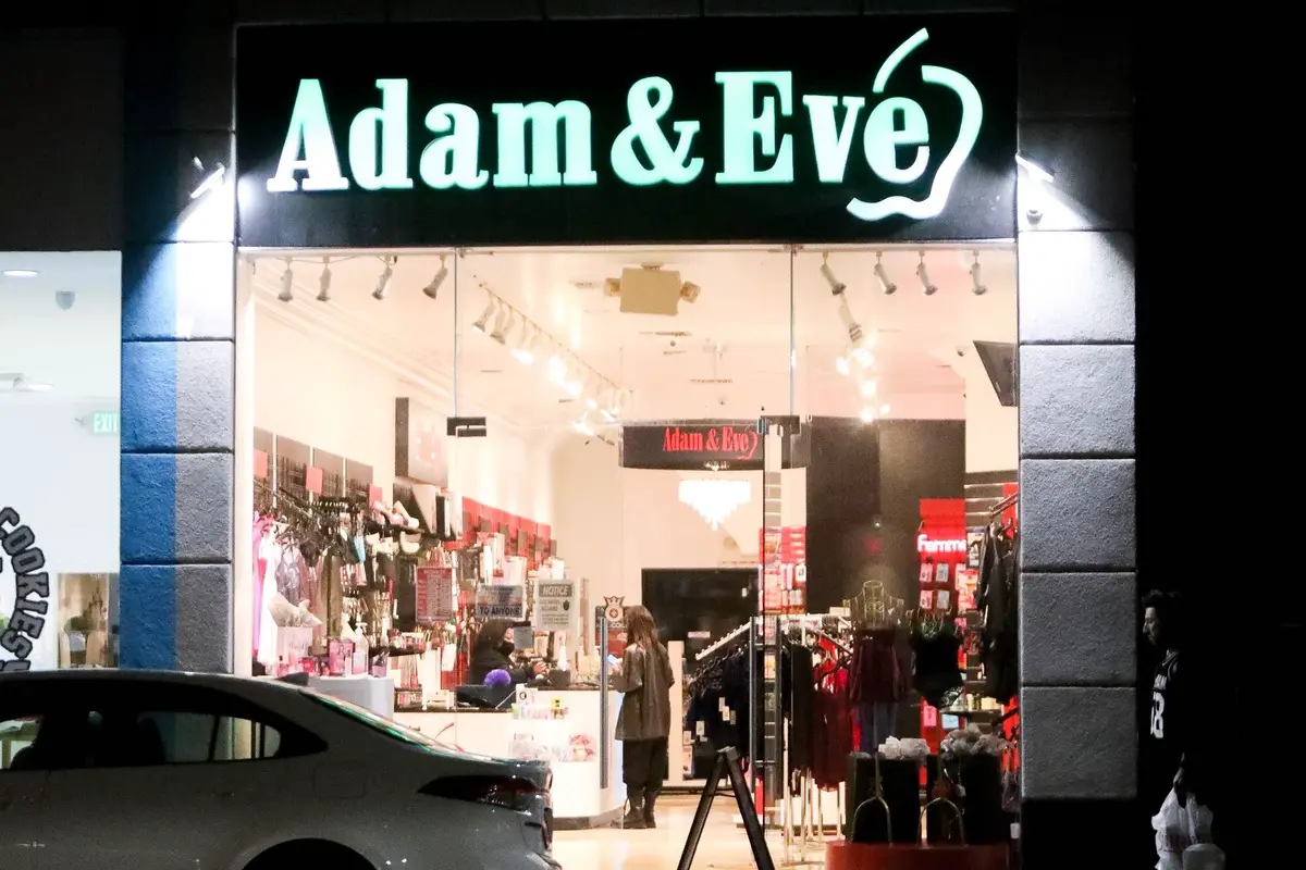 Escaparate de adam&Eve, tienda en la que Camila Cabello entra a comprar algo