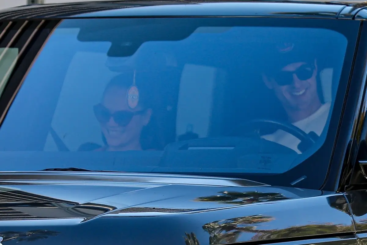 Jacob y su amiga, en el interior del vehículo, sonríen.