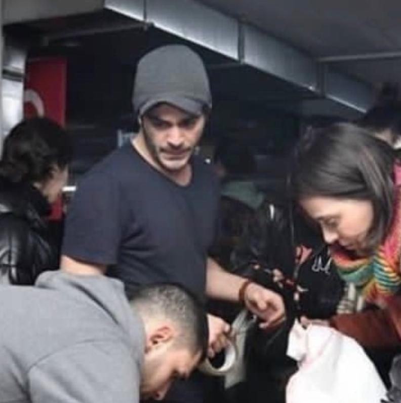 actores turcos que están ayudando en centros de acogida