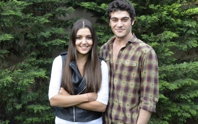 Hande Erçel y Burak Deniz juntos en una imagen promocional