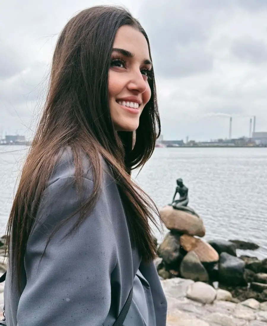 Hande Erçel junto a la Sirenita en el puerto de Copenhague