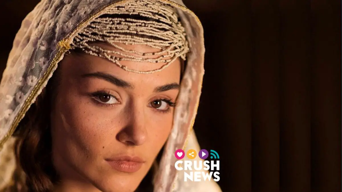 Foto promocional de la nueva película de Hande Erçel, con ella en primerísimo plano y caracterizada como una persa del siglo XIII