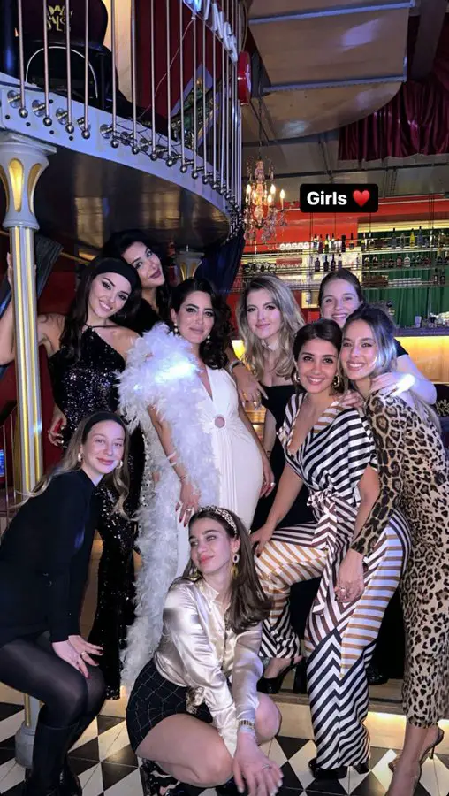 Story en la que vemos el plan de chicas de Hande Erçel, rodeada por todas sus amigas en una discoteca